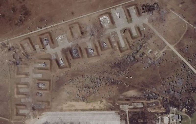 Imaginile din satelit arată distrugeri masive la baza aeriană rusă din Crimeea. Rusia a negat că a fost un atac