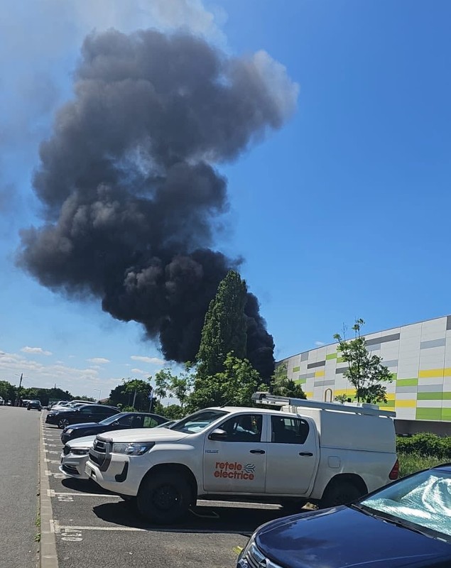 Arde un mall din Arad, aflat în renovare. A fost transmis mesaj Ro-alert