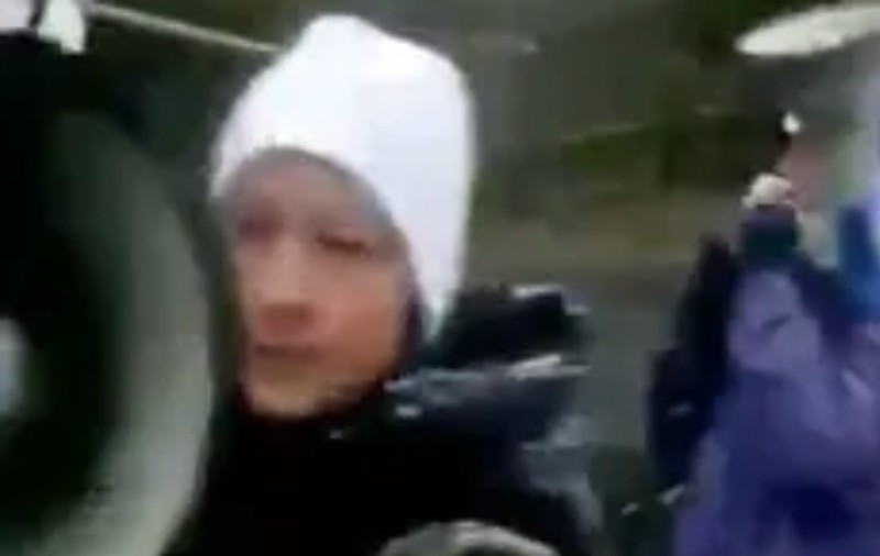 Ce amendă a luat un participant la un protest antivaccin din Germania, după ce a urlat la megafon în urechea unui jurnalist