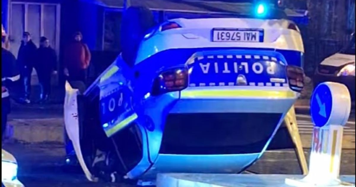 mașina de poliție răsturnată