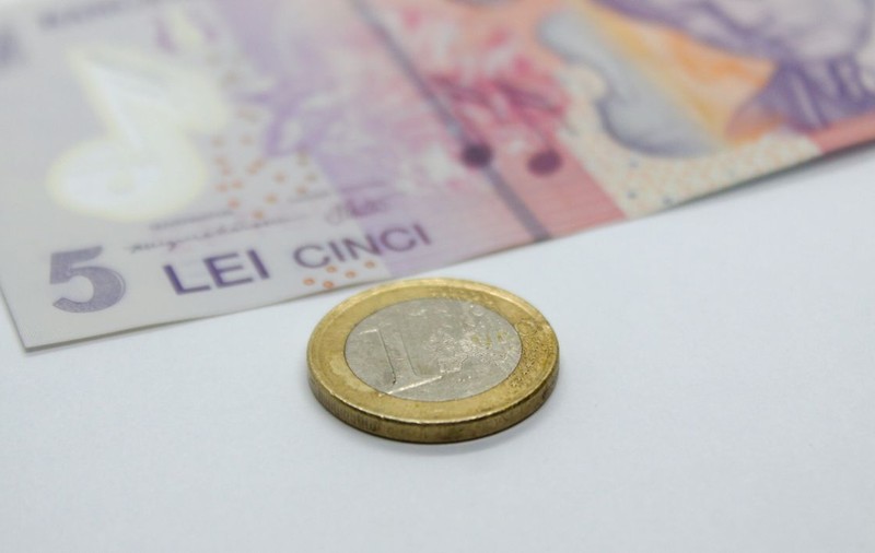 Euro a trecut de 5 lei, pentru prima dată în istorie