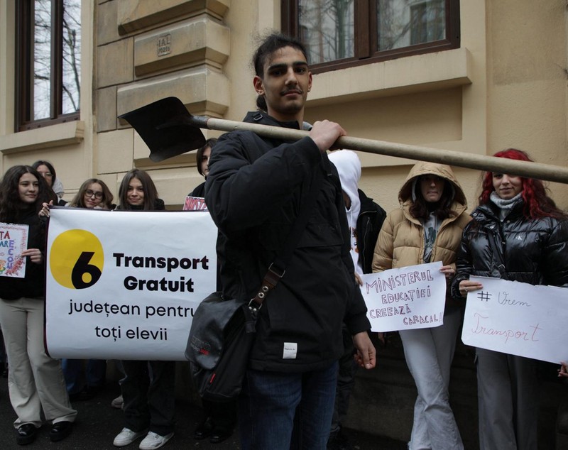 Elevii din 19 județe au rămas fără transport gratuit. Protest în fața Ministerului Educației: „E un drept fundamental să ajungi la școală”