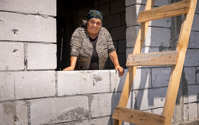 Crește casa lui Georgică. Băiatul de 16 ani din Dâmbovița care vindea bălegar pentru a-și ridica un cămin a petrecut prima noapte sub propriul acoperiș. Mai are nevoie de ajutor ca s-o termine
