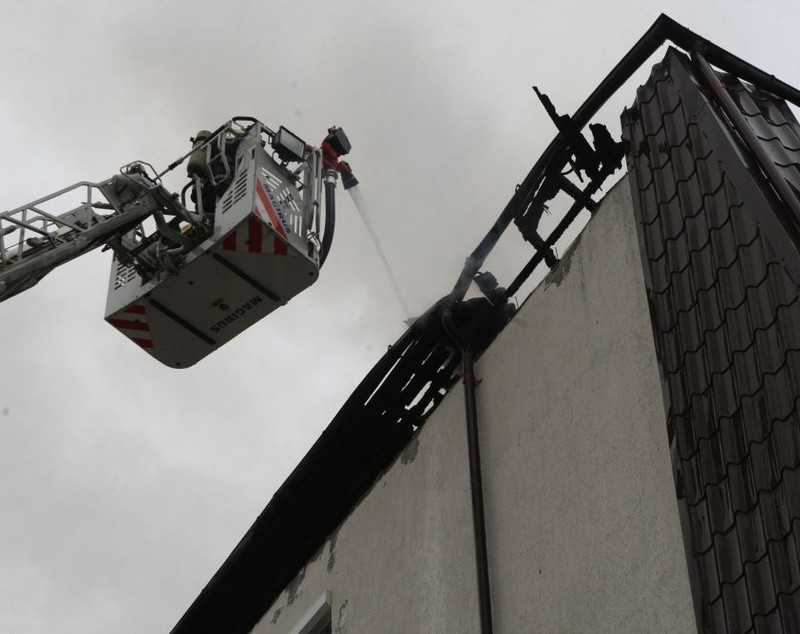 FOTO&VIDEO/ Apartamente distruse de incendiu în Chiajna! O femeie însărcinată, transportată la spital