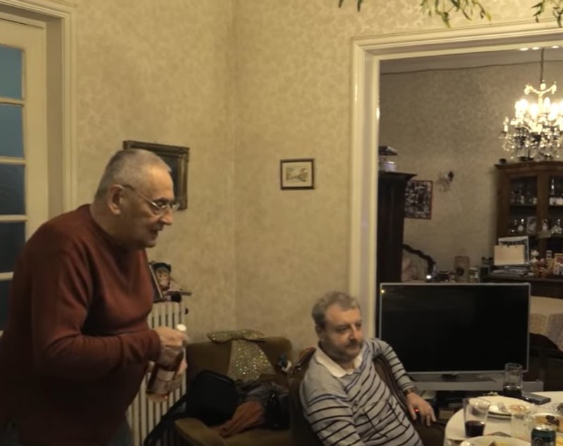 Imagini din apartamentul în care a locuit Horia Moculescu. Locuința se află lângă Parcul Cișmigiu