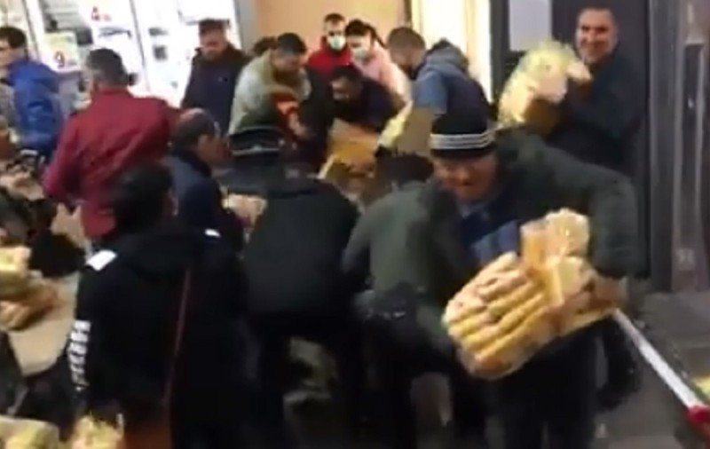 VIDEO / Nebunie în plină pandemie. Ploieștenii s-au călcat în picioare într-o piață din oraș