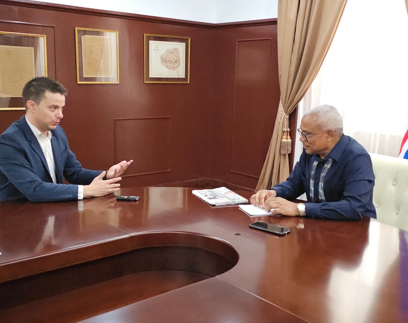 INTERVIU. Întrebat înaintea întâlnirii cu Klaus Iohannis dacă el și-ar face publice cheltuielile cu deplasările la cererea a 40.000 de oameni, José Maria Neves, preşedintele din Capul Verde, a răspuns: „Nu e nevoie de 40.000. Dacă o singură persoană îmi cere ceva, eu sunt obligat să răspund”