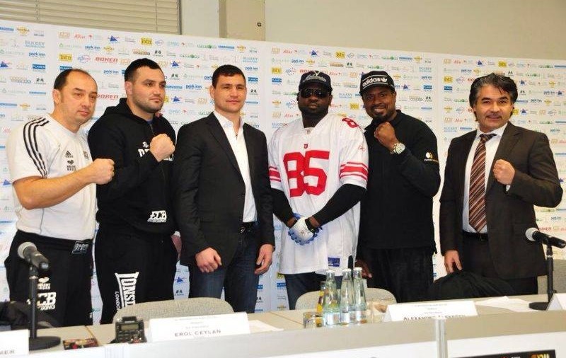 Război total între Christian Hammer Ciocan și Kevin Johnson înaintea galei de box, de vineri!
