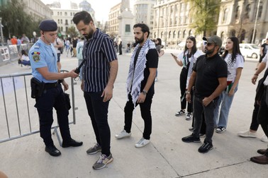Miting de solidaritate cu poporul palestinian organizat în Piaţa Universităţii din București, 21 octombrie 2023. Inquam Photos / George Călin