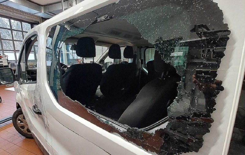 O polițistă și un polițist au tras cu pușca de asalt și pistolul în mașina condusă de un român, în Austria. Doi oameni din vehicul, loviți de gloanțe
