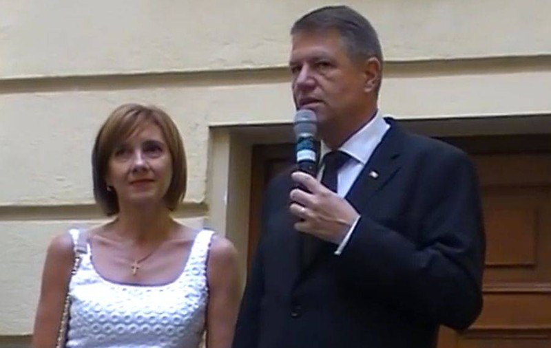 Klaus Iohannis FUGE DE TREABA DE ACASĂ! 