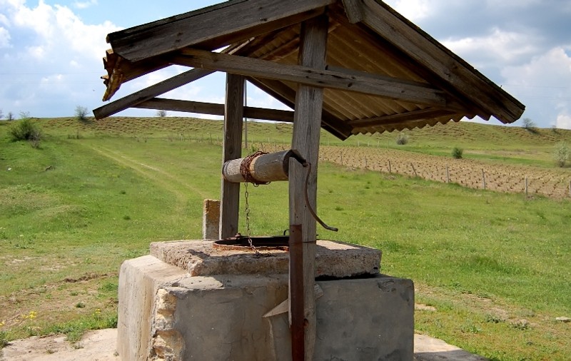 Canicula lovește: locuitorii unei zone din Prahova primesc apă cu cisterna 