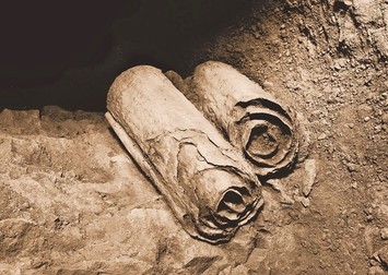 În 1952, un sul de cupru a fost găsit de arheologi într-o peșteră, împreună cu alte suluri de la Marea Moartă, pe locul Qumran, Foto: Profimedia Images