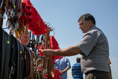 Accesorii si ornamente expuse la vânzare la târgul tradițional de cai din comuna Curcani, județul Călărași