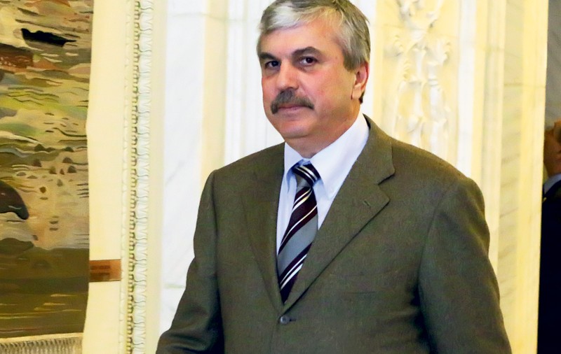 Dan Nica, la mâna colegilor europarlamentari