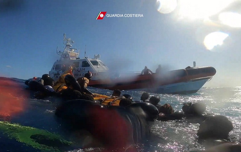 O femeie și un copil au murit înecați, iar zeci de persoane sunt date dispărute după ce două bărci cu migranți au naufragiat în Mediterană. VIDEO