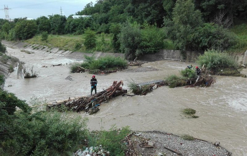 Pagubele produse de inundații în județul Neamț. Peste 200 de locuințe, distruse de viitură