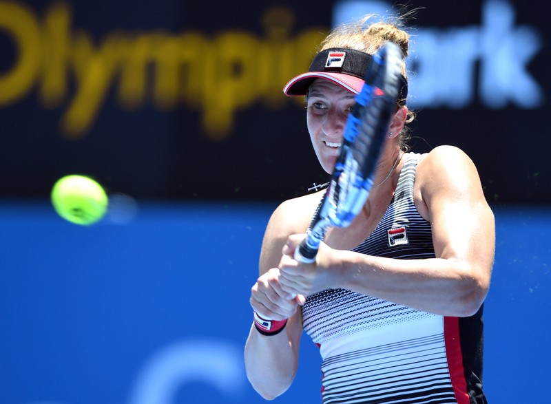 Irina Begu, returnează mingea în terenul advers, în timpul meciului cu Svetlana Kuznețova de la Sydney. (FOTO: EPA)