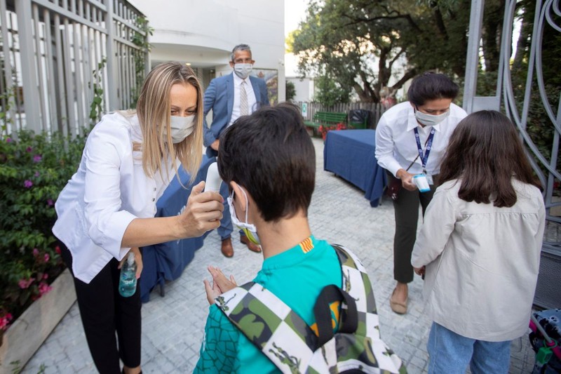 O școală din Barcelona a început deja cursurile, iar profesorii iau temperatura copiilor la intrarea în clase FOTO: EPA