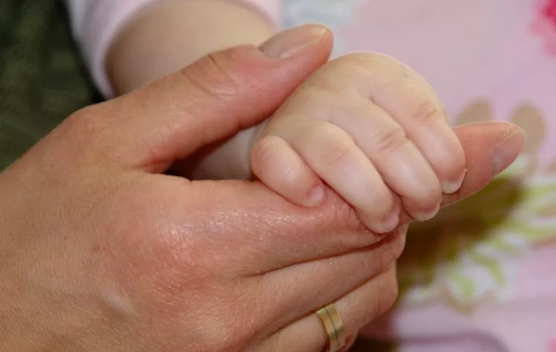 Bebeluș blocat în mașină, salvat de pompieri în Roman. În mașina lăsată în soare erau peste 30 de grade