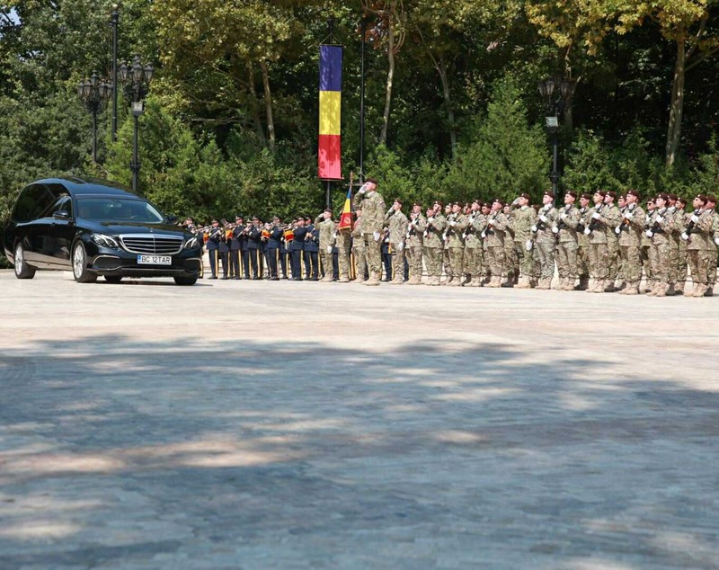 Cât costă mașina mortuară care a cărat sicriul cu trupul neînsuflețit al lui Ion Iliescu. Înmormântarea a fost plătită de statul român