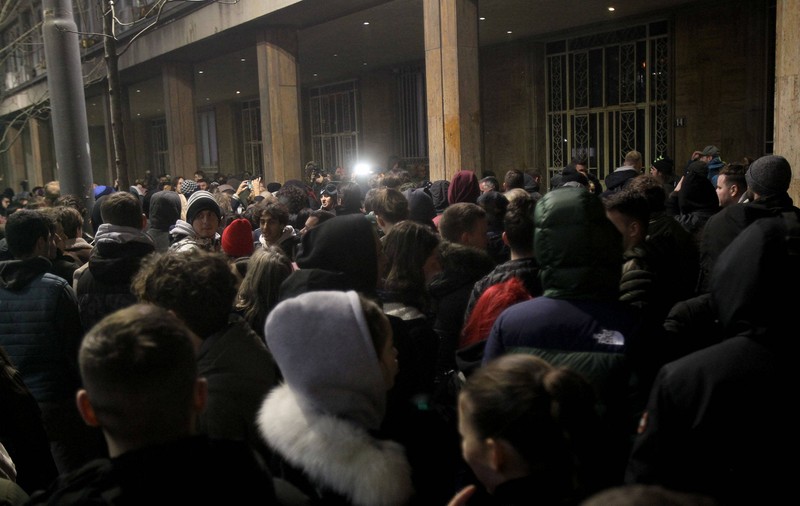 Manifestanții au aruncat cu ouă, roșii și hârtie igienică în clădirea Comisiei Electorale din Belgrad, cerând anularea alegerilor câștigate de Partidul Progresist Sârb