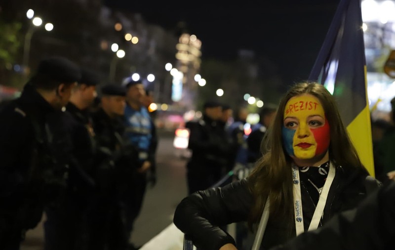FOTO&VIDEO/ Sute de oameni au protestat sâmbătă seară în Piața Universității. Tudor Chirilă și regizorul Stere Gulea, printre protestatari