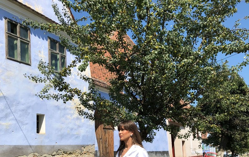 Cristina Mihaela Dorobanțu, vacanță bio în Viscri. A dormit în case vechi de 200 de ani