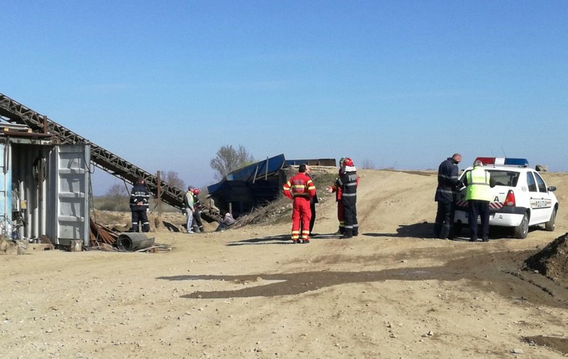 Muncitor mort la o balastieră din Arad. Și-a prins capul în banda transportoare a utilajului