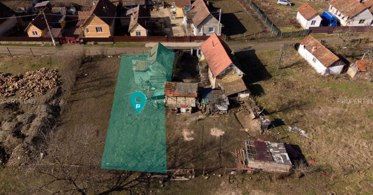 În fotografie se vede de sus un teren pe care sunt construite cateva case