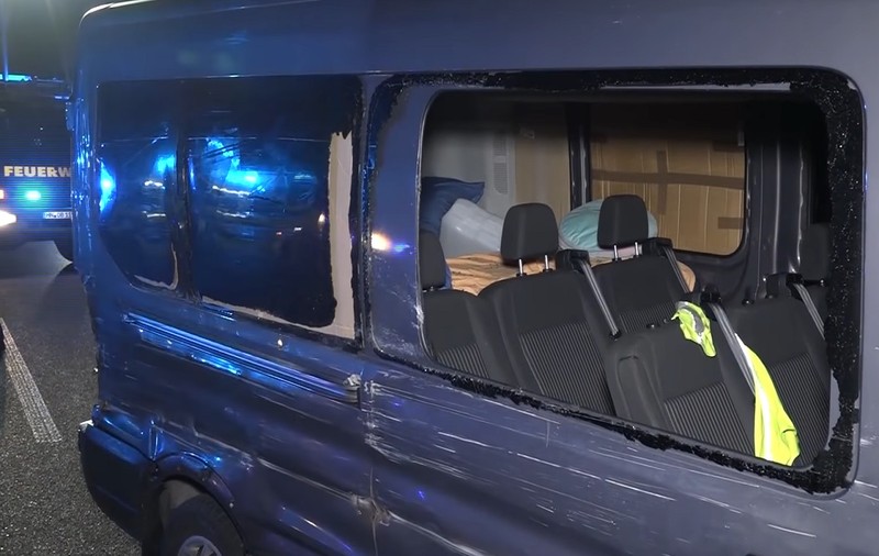 VIDEO | Român mort pe bancheta pe care dormea, într-un Ford răsturnat de un TIR, în Germania. Alți trei români au fost grav răniți