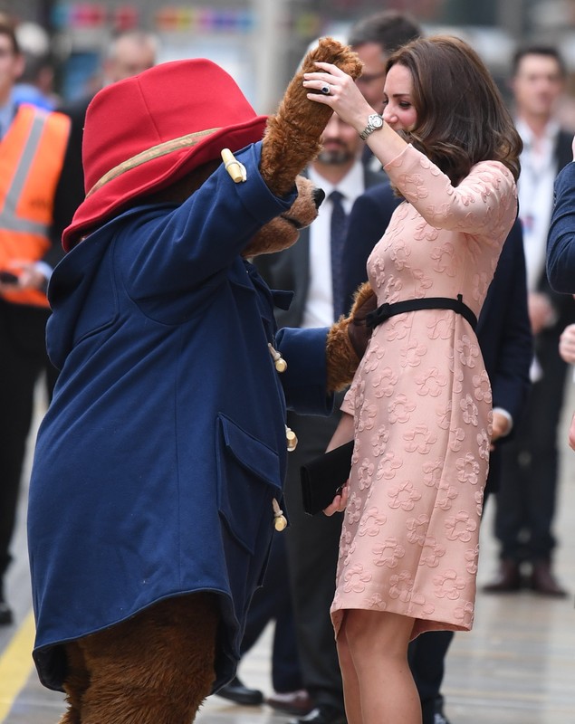 FOTO| Moment unic: Kate Middleton, însărcinată, a dansat cu Ursulețul Paddington în mijlocul străzii