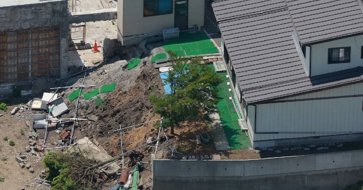 O fotografie aeriană arată un zid de sprijin și un zid din blocuri de beton ale unei case private care s-au prăbușit din cauza unui cutremur în orașul Hachinohe, prefectura Aomori.