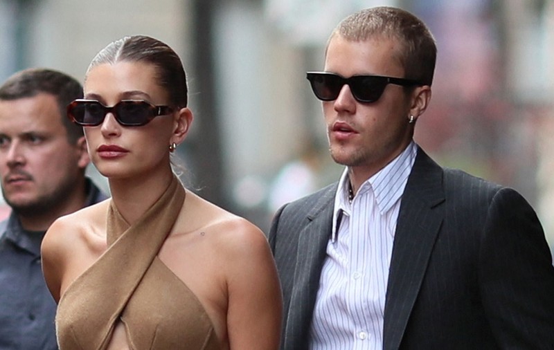 Justin Bieber și Hailey s-au întâlnit cu Emmanuel Macron și Brigitte la Paris. Ce ținută a îmbrăcat soția cântărețului