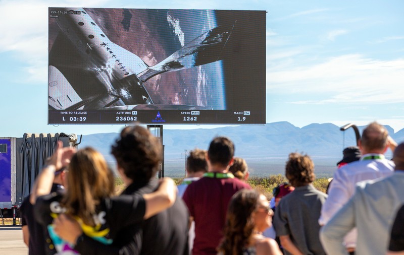 Virgin Galactic a transportat primii săi turiști în spațiul cosmic. În premieră, o mamă a călătorit alături de fiica ei | VIDEO