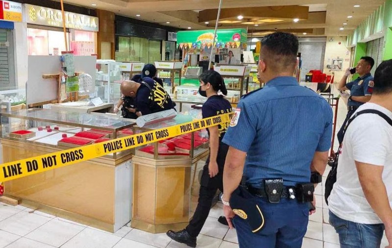 Hoții au furat bijuterii și bani în valoare de aproape un milion de dolari, după ce au săpat un tunel ca să intre într-un mall din Filipine
