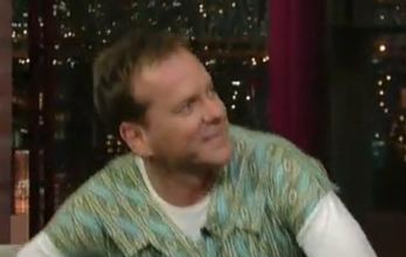 Kiefer Sutherland, îmbrăcat în rochie la emisiunea lui Letterman / Video 