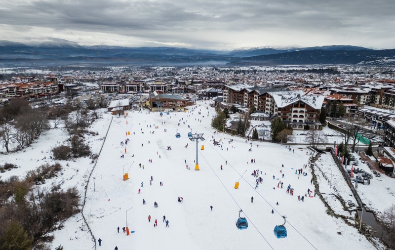 Două stațiuni de schi din Bulgaria foarte vizitate de turiștii români, printre cele mai ieftine din Europa