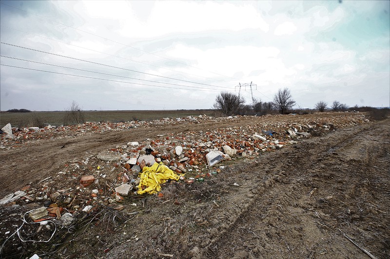 Ar mai trebui asfaltați restul de 3,4 kilometri între Gulia și Cosoba pentru ca acele două localități să fie legate | Foto: Dumitru Angelescu