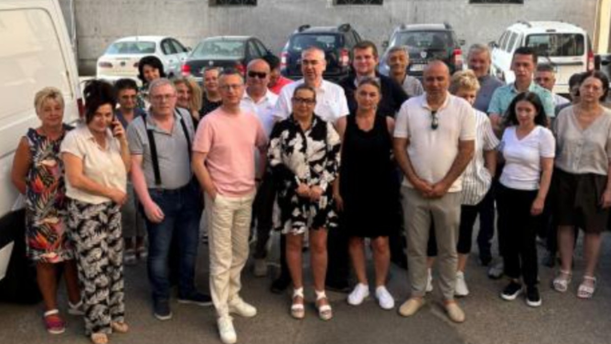 Oamenii care au protestat în curtea Finanţelor Publice Bihor