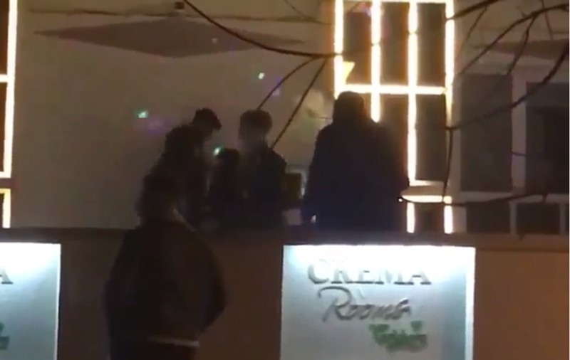 Un tânăr a fost snopit în bătaie în fața unui club. Agenții de pază erau de față, dar n-au intervenit