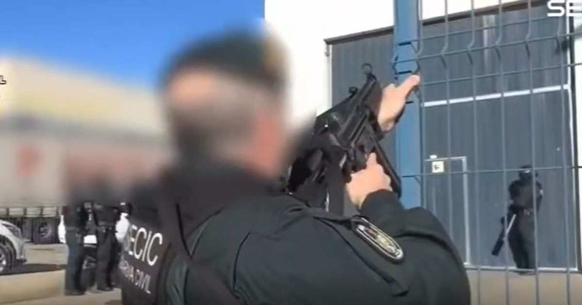 Garda Civilă din Zaragoza, înarmați până în dinți la poarta depozitului unde se ascundeau trei români care furau camioane cu tot cu marfă, 16 aprilie 2025