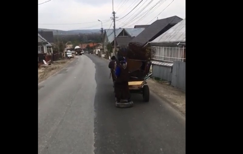 VIDEO | O femeie a fost folosită pe post de frână la căruță!