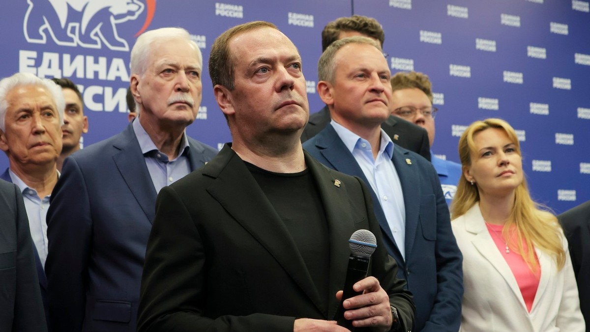 Dmitri Medvedev (în prim-plan) și alți membri ai partidului Rusia Unită Foto: Profimedia