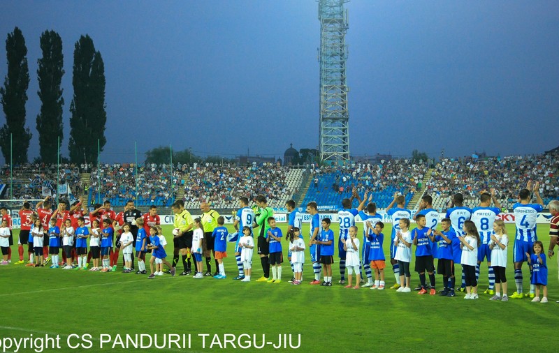 FOTO/ Pandurii îşi construieşte un SUPER stadion