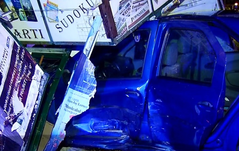 Accident în Capitală, miercuri noapte. Un chioşc de ziare a fost distrus şi mai mulţi stâlpi puşi la pământ