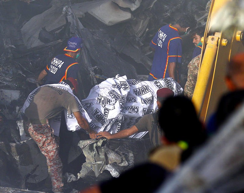 VIDEO | Un avion cu peste 100 de persoane la bord s-a prăbușit în Pakistan. Imagini de la locul tragediei