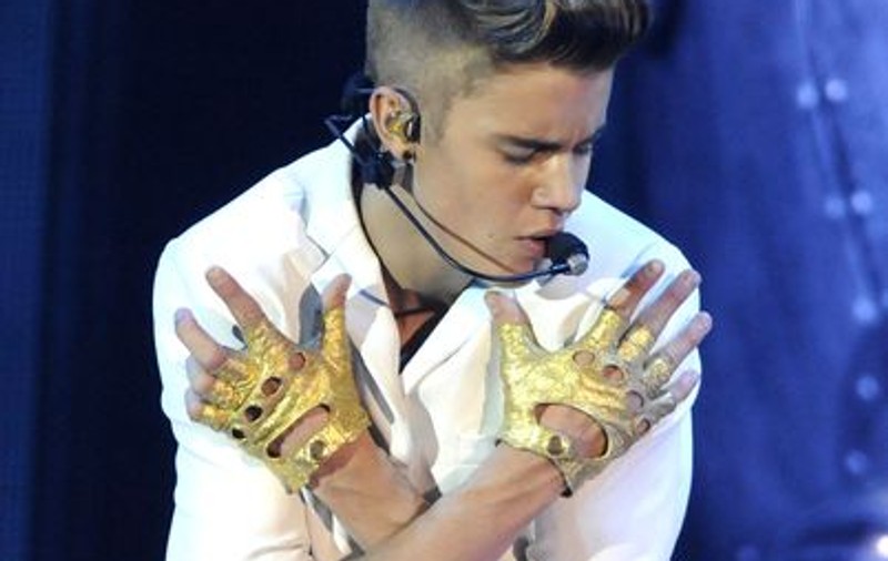 Mai face şi muzică! Justin Bieber a lansat clipul "All around the World" | VIDEO