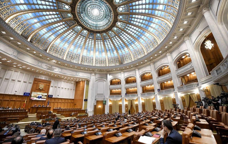 G4Media descrie jocurile politice care le protejează pe cele de noroc: trei proiecte de lege, blocate în Parlament