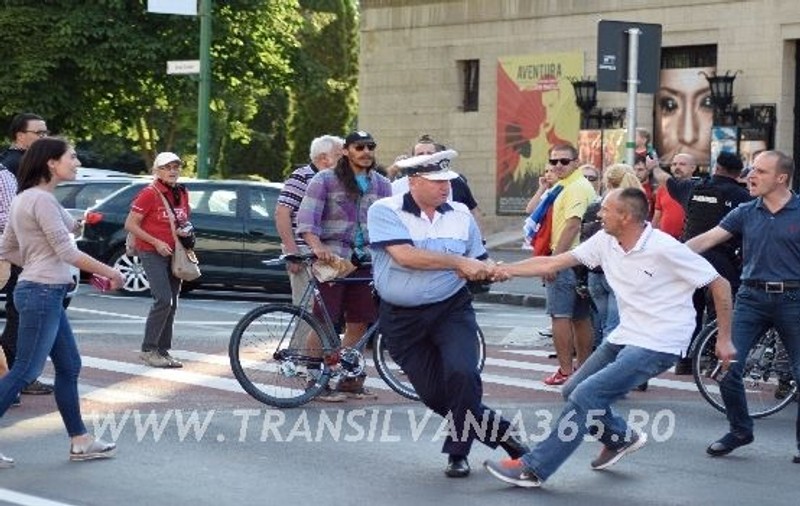 Un polițist care a bruscat un protestatar de la Brașov, cercetat de biroul de control intern al IPJ/ FOTO